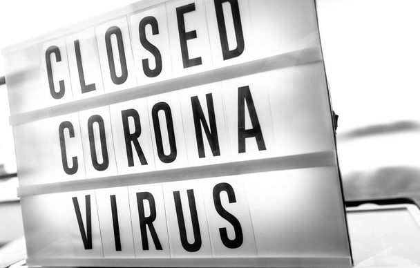 Закритий бізнес для пандемії CoronaVirus, знак закриття на роздрібному ринку віконного банера. Уряд закриває ресторани, магазини, неважливі послуги.. - Фото, зображення