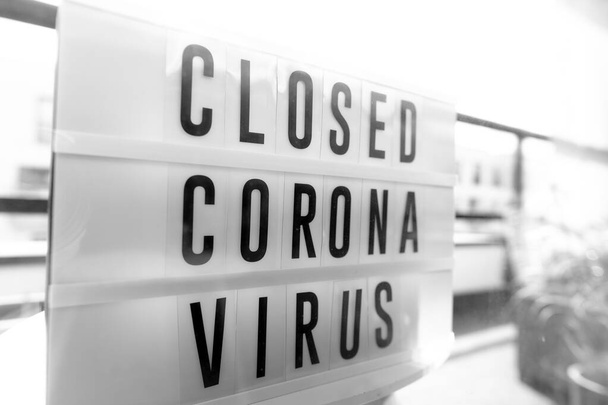 Suljettu yrityksiä CoronaVirus pandemia puhkeaminen, sulkeminen merkki vähittäiskaupan ikkuna banneri tausta. Hallitus sulkee ravintolat, ostoskeskukset, muut kuin välttämättömät palvelut
. - Valokuva, kuva