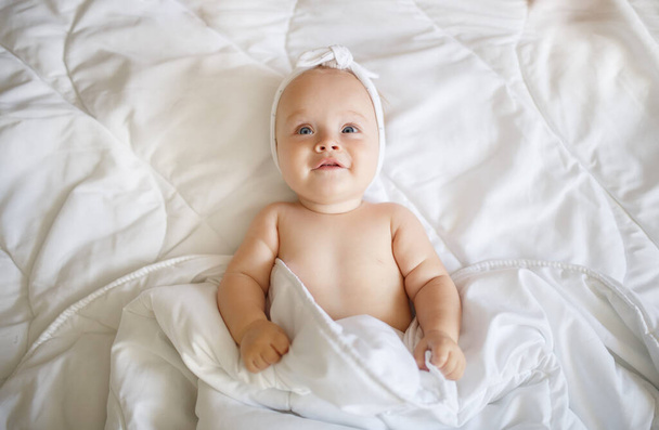 Battaniyedeki şirin bebek, gülümsüyor ve gülüyor. - Fotoğraf, Görsel