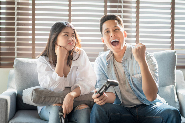 Азиатская пара любителей наслаждаться и играть в консольные игры на отдыхе сделать более качественное время счастья вместе дома - Фото, изображение