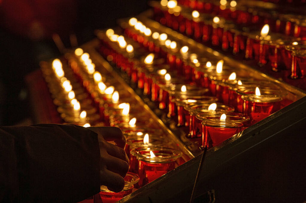 Płonące świece w starym żyrandolu w katedrze - Zdjęcie, obraz