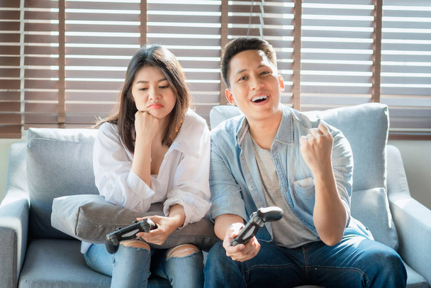 Azjatyccy miłośnicy pary cieszyć się i grać na konsoli gry na wakacjach sprawiają, że więcej czasu szczęścia razem w domu - Zdjęcie, obraz