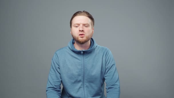 Video van denkende blonde man in blauw sweatshirt - Video