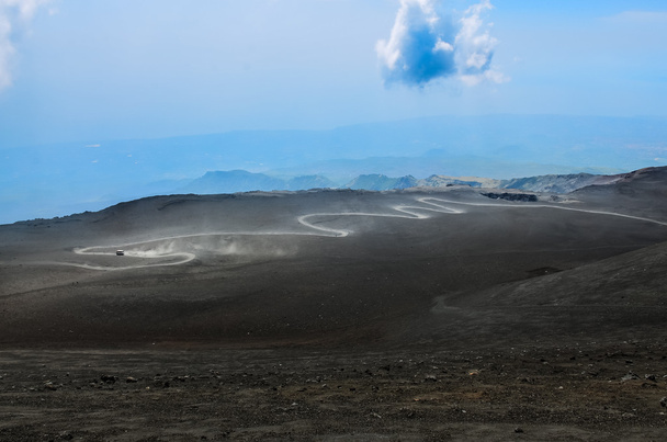 Dusty kaareva tie Etna tulivuori, Sisilia
 - Valokuva, kuva