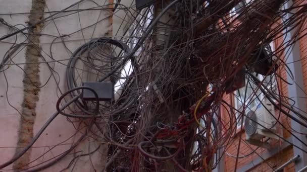 CERRAR: Imagen detallada de cables de teléfono y electricidad negros enredados. - Metraje, vídeo