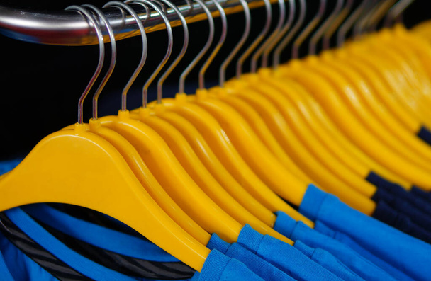 lähikuva urheilu mekko ripustimet näyttö myymälä
 - Valokuva, kuva