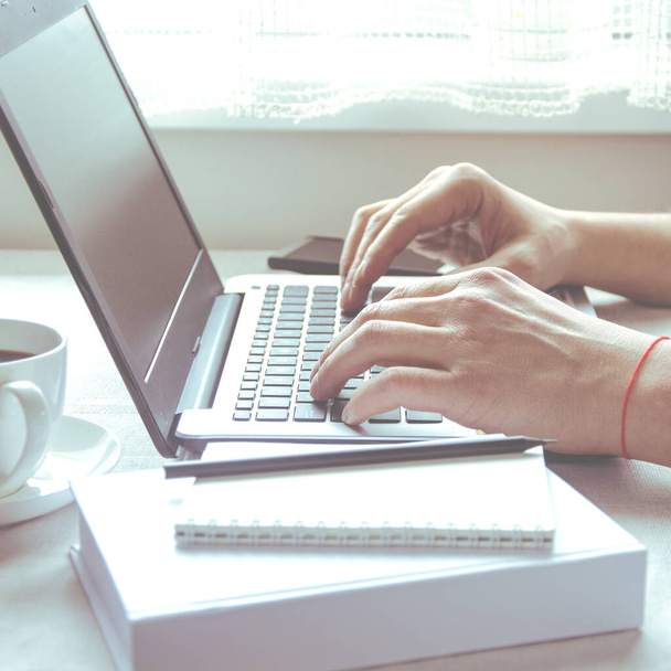 Freelancer trabaja en una laptop en la oficina del hogar. Trabajo de negocios en portátil
 - Foto, imagen