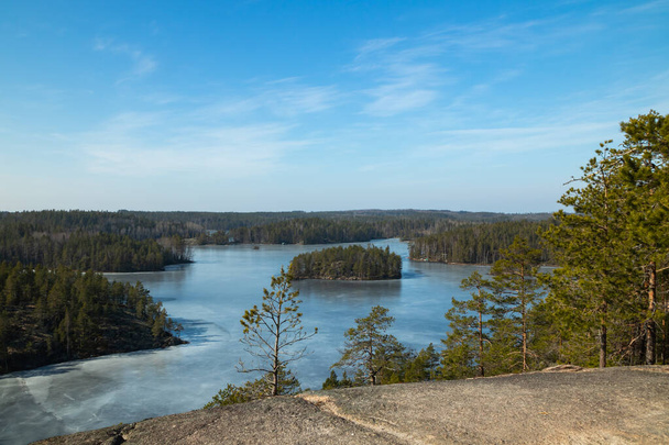 Beautiful landscape with icy lake in the national park Repovesi, Finland - Foto, afbeelding