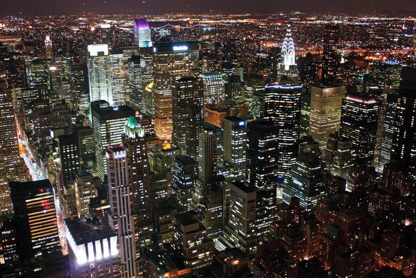 Nova Iorque às luzes noturnas do Empire State Building vista aérea, cena noturna do famoso lugar dos Estados Unidos da América, deve ver nos EUA, viajando em cidades americanas, mundos de negócios e centro financeiro
 - Foto, Imagem