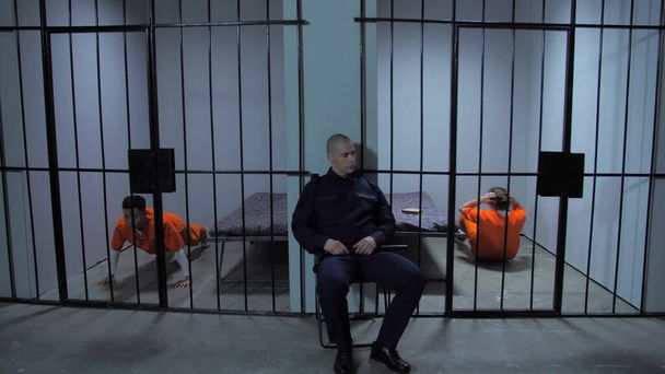 Vězni sportují ve vězeňských celách - Fotografie, Obrázek