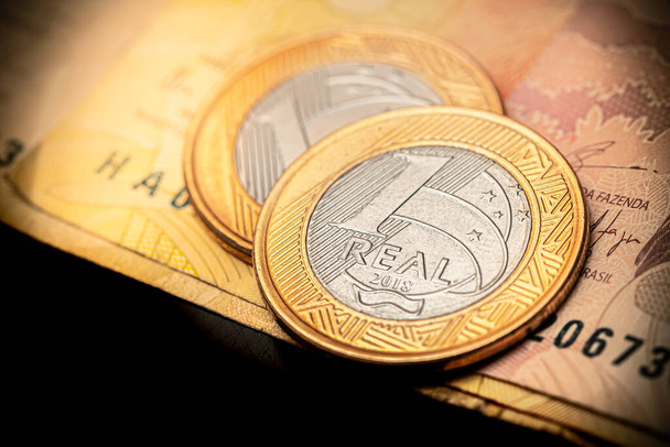 Echte Währung. Geld, Dinheiro, Brasilien, Reais. Echte Banknoten und echte Münzen. - Foto, Bild