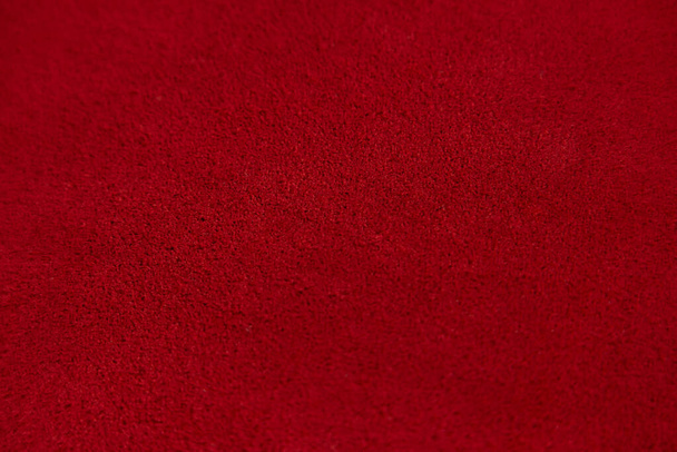 Červené matné pozadí semišové tkaniny, detailní záběr. Sametová textura z hladké kůže. Hmotné makro. Červená semišová textura. Tkanina, kůže, materiál pro designéry. - Fotografie, Obrázek