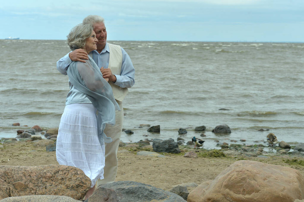 ビーチで幸せな老夫婦 - 写真・画像