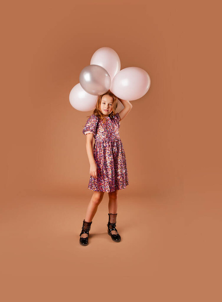 hermosa chica sosteniendo un montón de globos
 - Foto, imagen