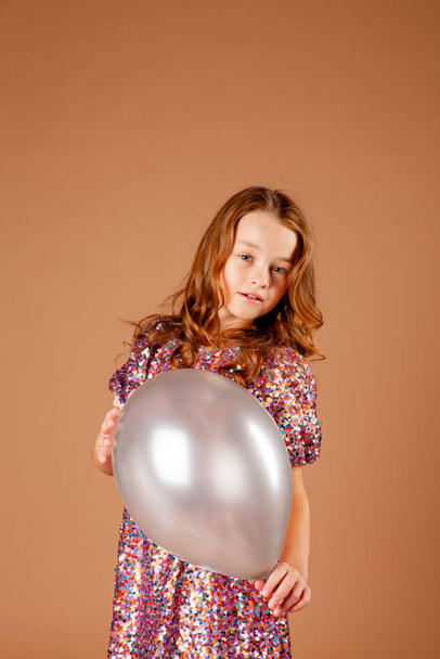 Kaunis tyttö pitelee ilmapalloa
 - Valokuva, kuva