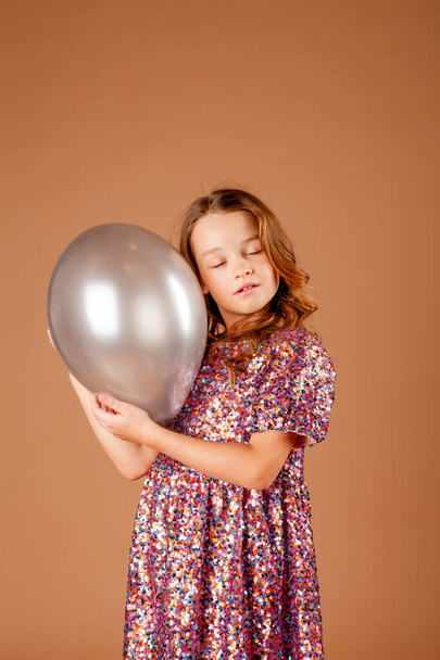 schönes Mädchen mit einem Luftballon - Foto, Bild