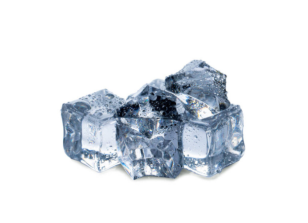 Кубики льда на белом фоне - Фото, изображение