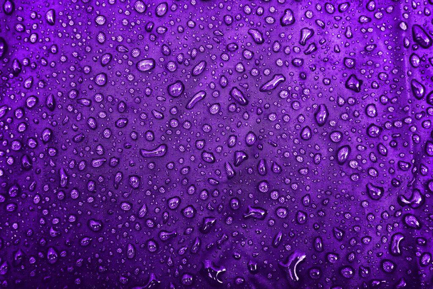 Капли воды на ткань. Капли воды на фиолетовом фоне. Конденсат. Капли воды
. - Фото, изображение