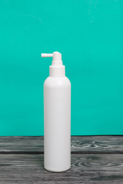 White plastic spray gun. With a disinfectant. On a green background. - Foto, immagini