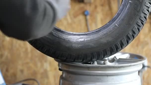 Proces opravy pneumatik. Opravte pneumatiku z auta mechanikem. Zimní pneumatiky - Záběry, video