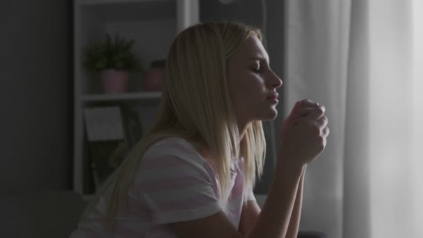 Közelkép ideges nő ül a kanapén egyedül emlékszik veszekedés barátja úgy érzi megsértődött kétségbeesett felháborodott, nyugtalan lány problémái vannak a magánéletben szenved szakítás - Felvétel, videó