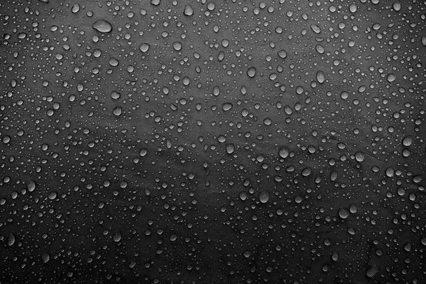 Waterdruppels op stof. Waterdruppels op grijze achtergrond. Condensaat. Waterdruppels achtergrond.  - Foto, afbeelding