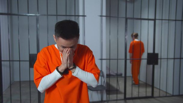 Ο κρατούμενος τρέμει από φόβο και απελπισία. Πόνος και ενοχή - Φωτογραφία, εικόνα