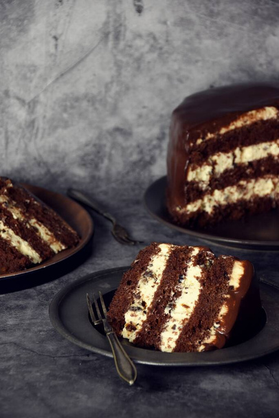 Schokoladenkuchen mit Pflaumen und Rum - Foto, Bild