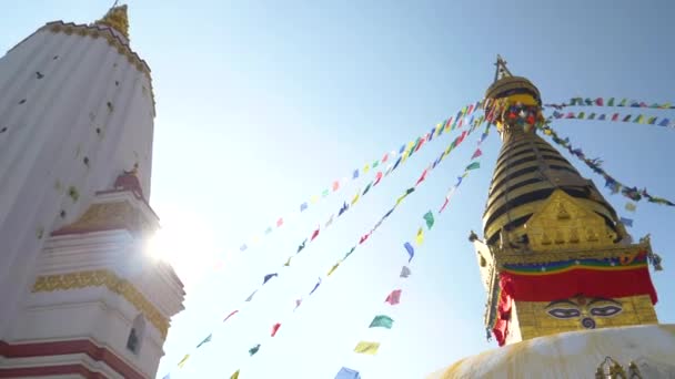 LENS FLARE: színes ima zászlók lobognak a szél fúj felett Monkey Temple - Felvétel, videó
