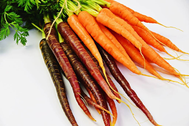 Mazzi di carote rosse e arancioni fresche
  - Foto, immagini