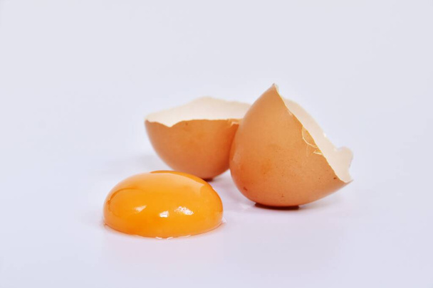 Yema de huevo sobre fondo blanco
 - Foto, Imagen