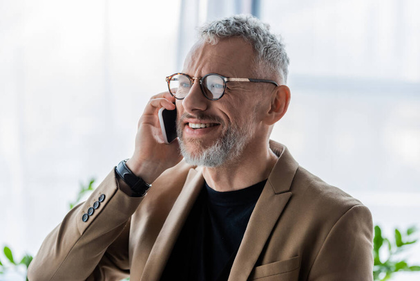 boldog és szakállas üzletember beszél okostelefonon  - Fotó, kép