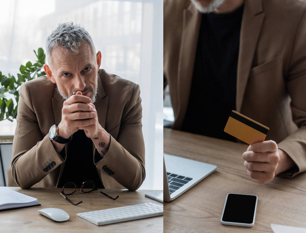 коллаж бизнесмена с сжатыми руками, смотрящего в камеру и держащего кредитную карту возле смартфона с чистым экраном
  - Фото, изображение