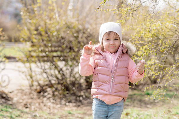 Little girl walks in nature in the spring park - Foto, Imagen