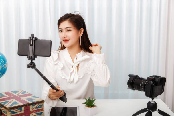 Fiatal ázsiai nő blogger selfie magát okos telefon, miközben rögzíti vlog videó élő streaming. blogger és vlogger online befolyásoló a közösségi média koncepció. - Fotó, kép
