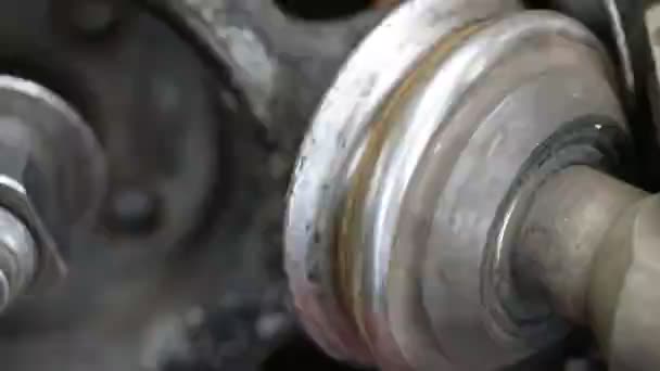 Proces van band repareren. Reparatie van een band uit de auto door monteur. Winterbanden - Video