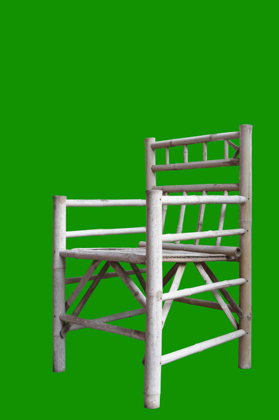 Isomatische Ansicht des Stuhls aus Bambus auf grünem Hintergrund. - Foto, Bild