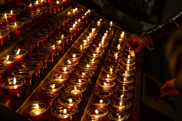 Queimar velas em um antigo lustre em uma catedral
 - Foto, Imagem