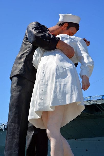 SAN DIEGO USA - APRIL 8 2015: Unconditional Surrender sculpture at sea port in San Diego. By Seward Johnson, the statue resembles the photograph of Alfred Eisenstaedt of VJ day in Times Square New York - Valokuva, kuva