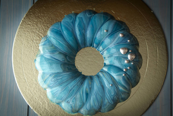 Σύγχρονη γαλλική μους κέικ με μπλε καθρέφτη του ωκεανού γάνωμα και με ασημένια διακόσμηση, top view - Φωτογραφία, εικόνα