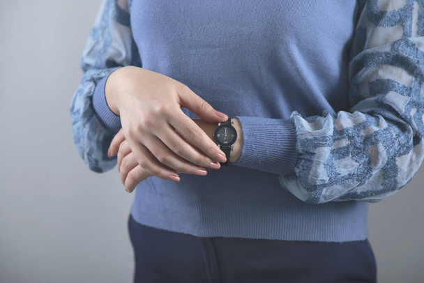 woman hand watch on grey background - Fotoğraf, Görsel