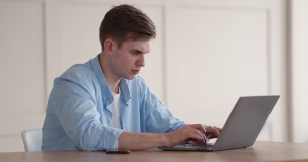Young frustrated man looking at laptop with error message - Materiaali, video