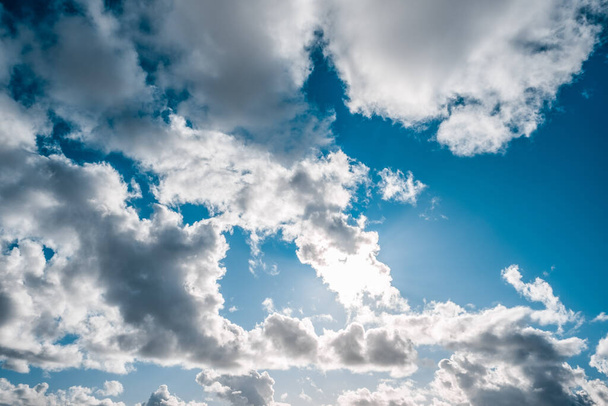 Céu azul com nuvens brancas e sol brilhando - fundo
 - Foto, Imagem