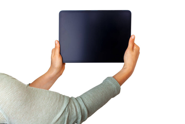 Manos de mujer sosteniendo la tableta con espacio de copia aislado sobre fondo blanco
 - Foto, Imagen