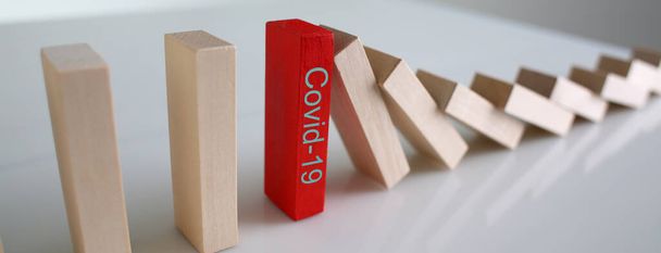 Roter Holzblock mit Covid19 Zeichen Nahaufnahme Hintergrund - Foto, Bild
