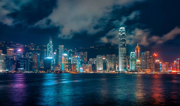 Futuristica città distopica Skyline di notte con luci colorate e riflessioni nell'atmosfera Moody, Hong Kong
 - Foto, immagini