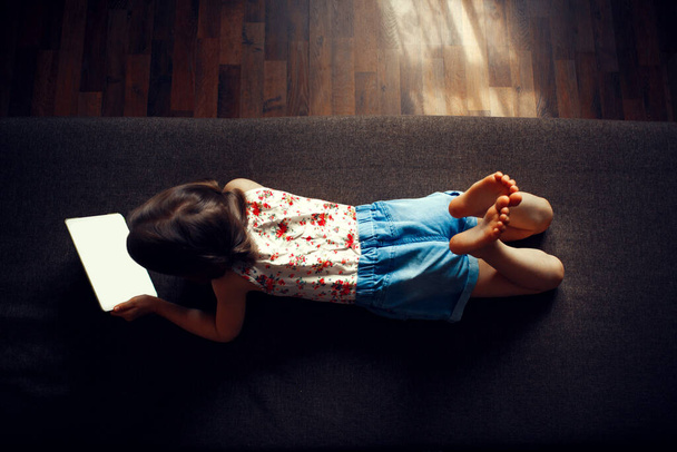 A child watches a tablet - Valokuva, kuva