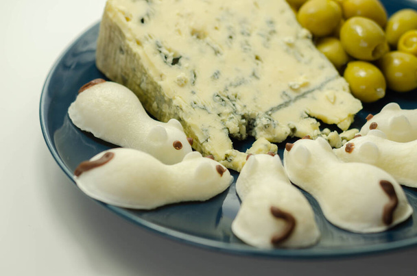 フル脂肪柔らかい青ベーニングチーズとオリーブとスナックの形をしたマウス,面白い食べ物 - 写真・画像