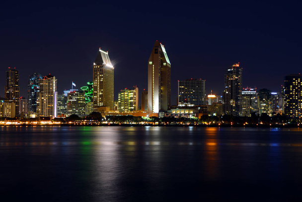 SAN DIEGO CA USA - 6 de abril de 2015: À noite, no centro de San Diego, a oitava maior cidade dos Estados Unidos, o centro de San Diego serve como centro cultural, financeiro e central de negócios. - Foto, Imagem