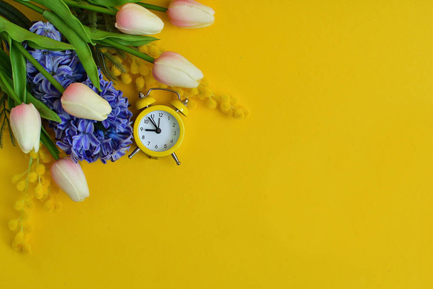 Jarní květiny, modrá Hyacinth, tulipány a mimosa na žlutém pozadí. obrázek pro balíčky.Jarní nálada. Jarní přání na Den matek, Den žen. kopírovat mezeru.Selektivní zaměření - Fotografie, Obrázek